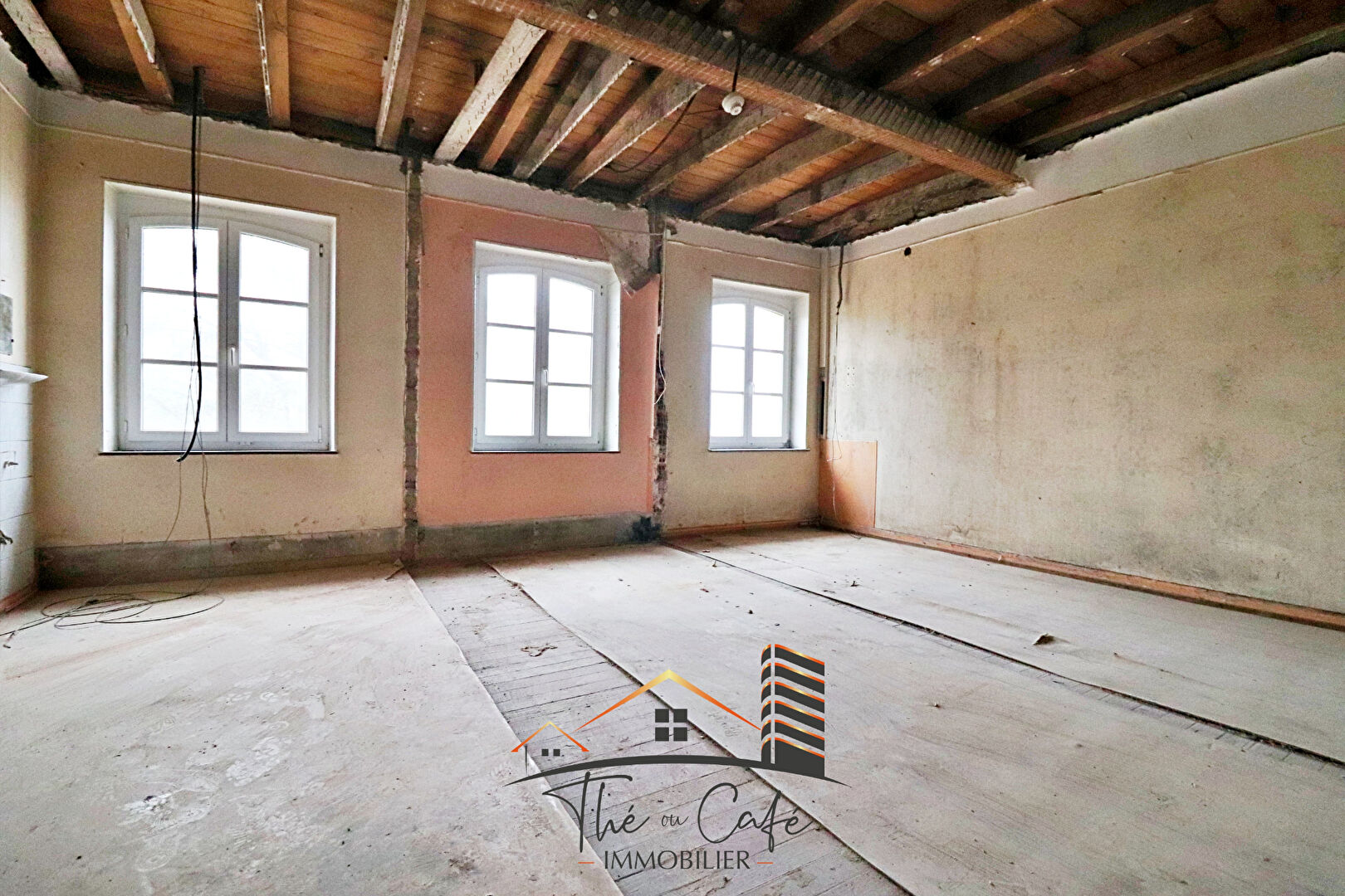 LESSY : AU COEUR DU VILLAGE MAGNIFIQUE APPARTEMENT F3/4 A AMENAGER