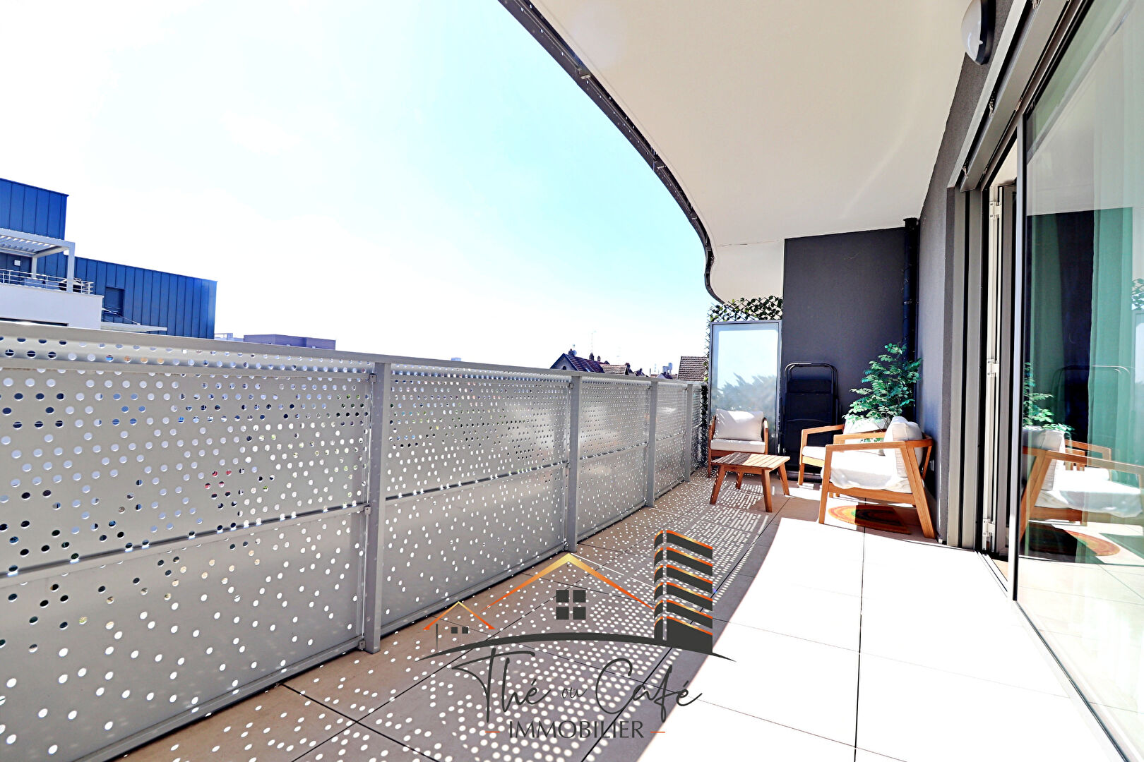 TERVILLE : TRES BEL F3 RECENT AVEC VASTE TERRASSE ET STATIONNEMENTS