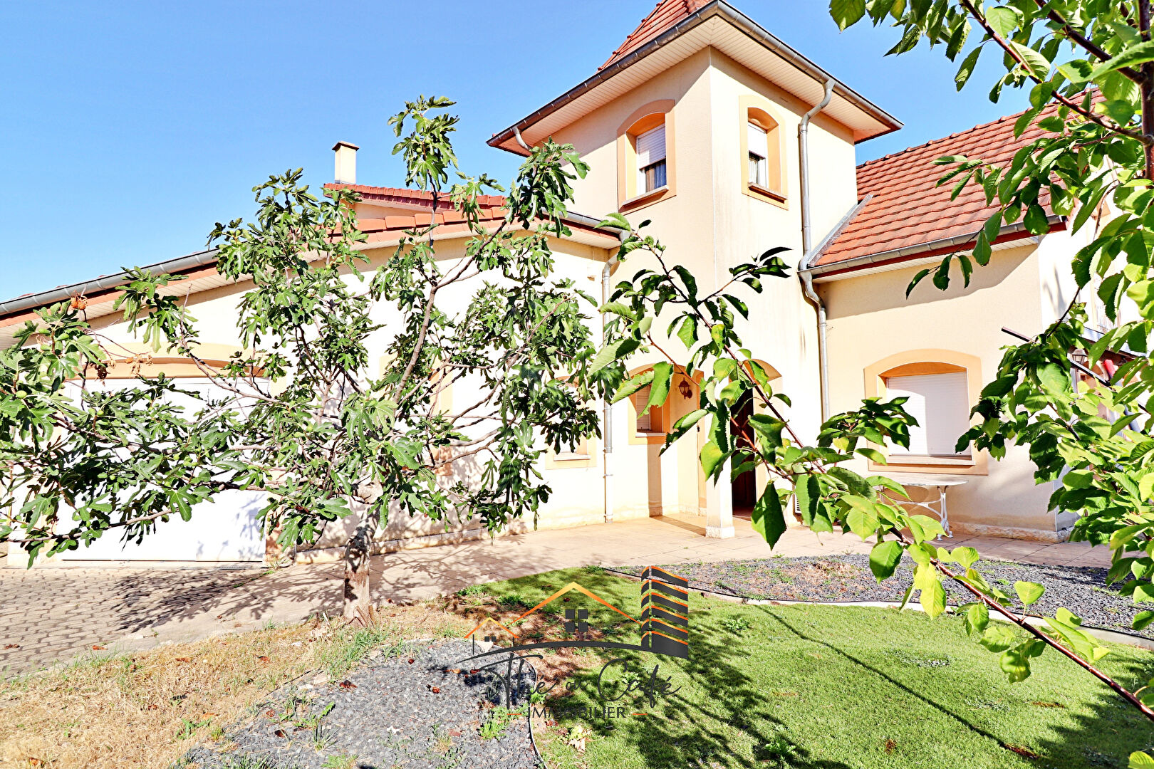 MAISON RECENTE AVEC JARDIN ET TRIPLE GARAGE